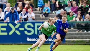 <p>Aghada’s Roisín Phelan solos towards the goal as Naomh Abán’s Grainne Lucey gives chase. Picture: Noel Sweeney</p>