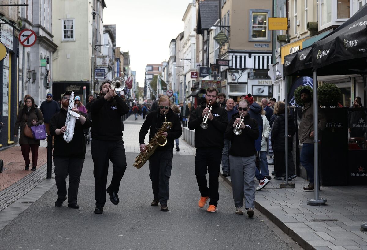 TBL8 performing a set on Oliver Plunkett St. TBL8 performing a set on Oliver Plunkett St.