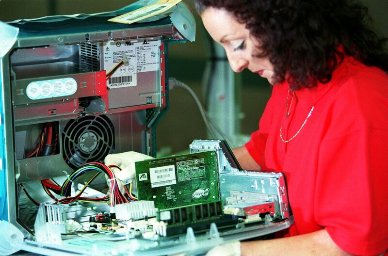 Work on the Apple G 3 computer production line at Hollyhill, 1999.