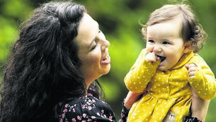 <p class="contextmenu internal_Caption">Malvina Walsh and baby Moya mark National Breastfeeding Week at a launch in St Stephen’s Green, Dublin.</p>