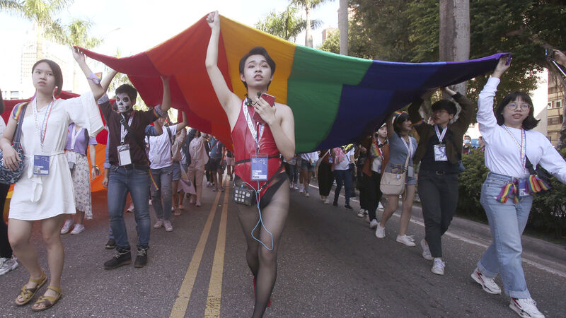 Huge crowd turns out for LGBT march in Taiwan