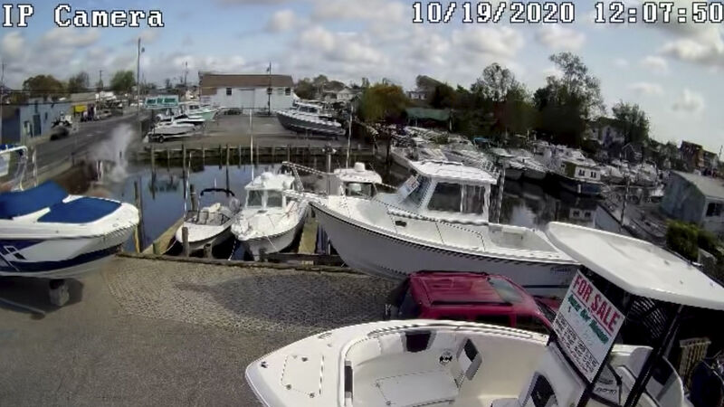 Video shows bystanders rescuing elderly couple from sinking car after crash