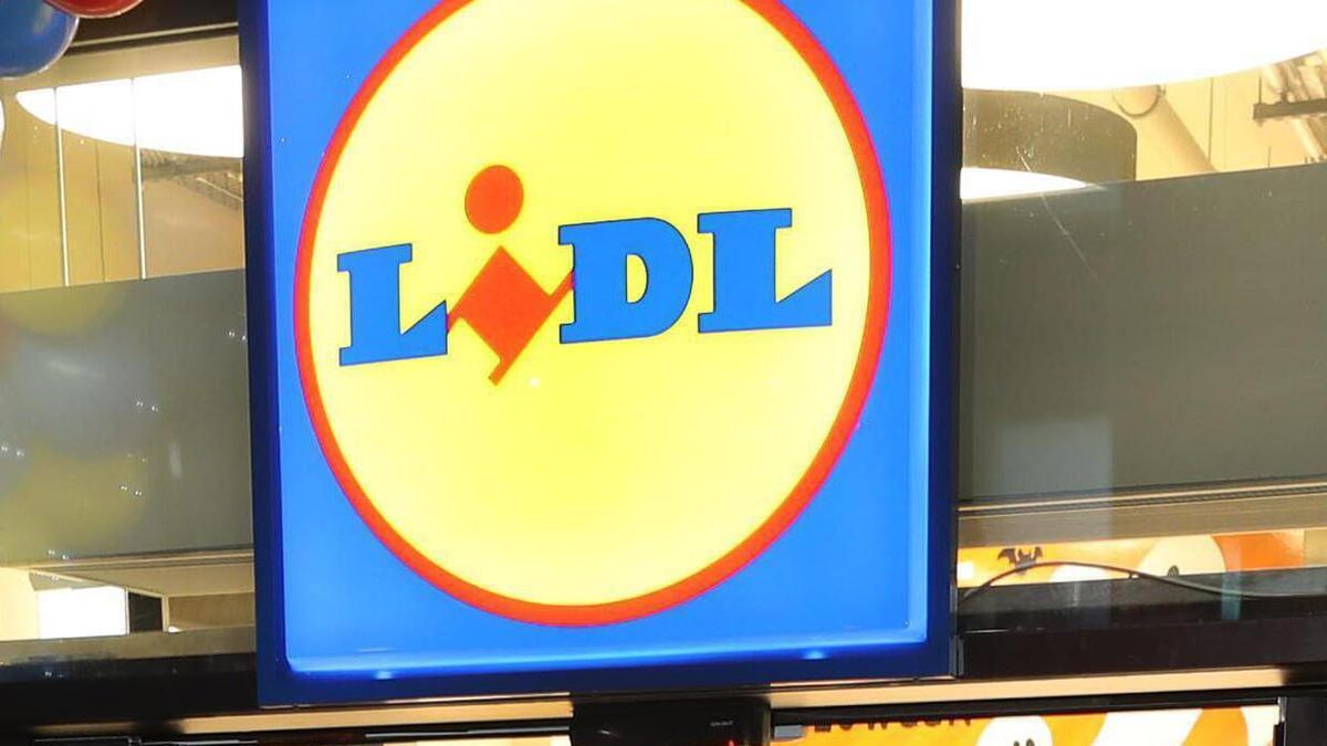 Aldi and Lidl stop non-essential ‘middle aisle’ sales