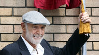 Bond star unveils plaque