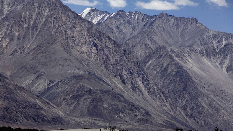 Indian and Chinese commanders hold talks to resolve border dispute