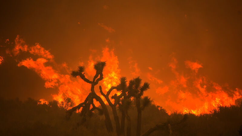 Huge California wildfire threatens desert homes near LA Huge California wildfire threatens desert homes near LA