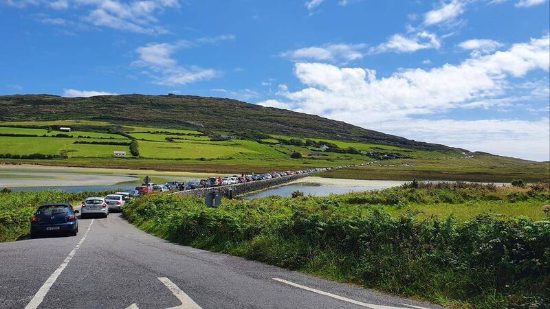 Garda patrols and traffic chaos as large crowds descend on popular Cork beaches Garda patrols and traffic chaos as large crowds descend on popular Cork beaches