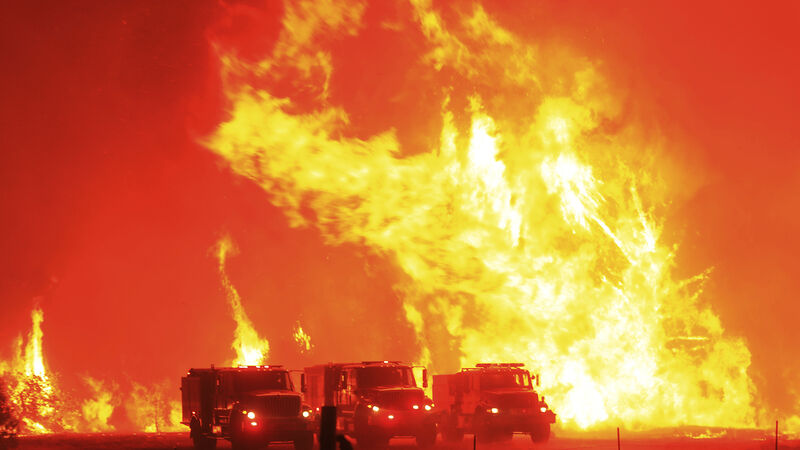 Deadly California wildfires threaten thousands of homes Deadly California wildfires threaten thousands of homes