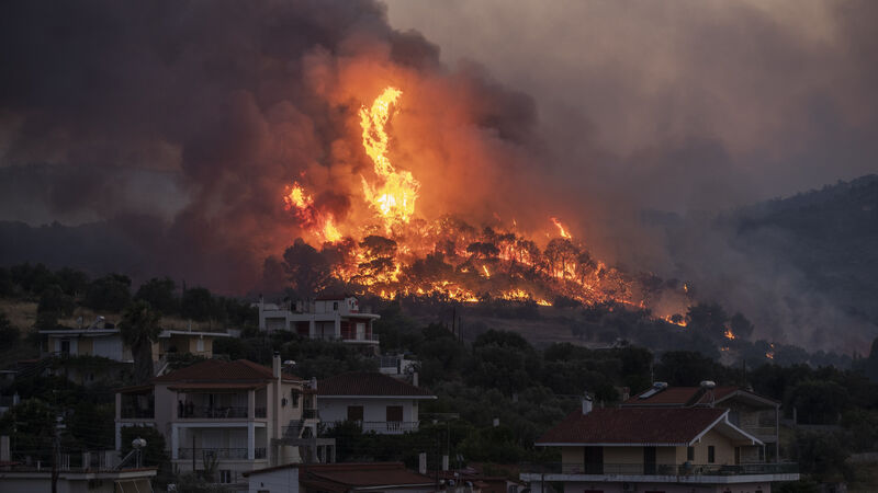 Firefighters battle to save seaside homes in Greece