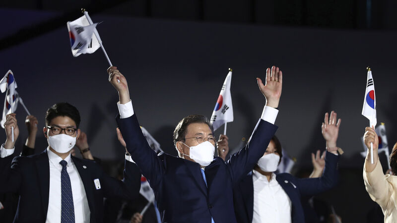South Korean leader offers olive branch to Japan on liberation day