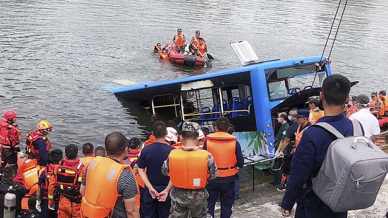 21 dead after bus plunges into lake in China