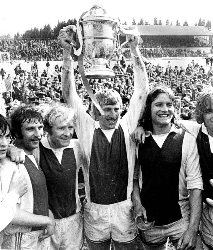 Carl Humphries, John Lawson, Sonny Sweeney, Dave Bacuzzi, Gerry Coyne and Dave Wigginton celebrate winning the FAI Cup.