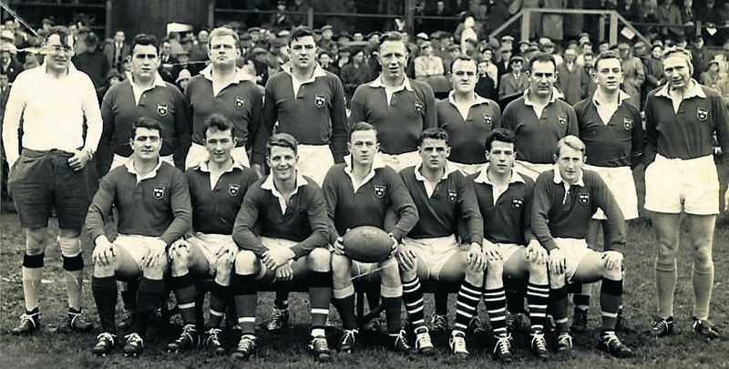 Munster rugby team 1958. Back: Gordon Wood, Spillane, Noel Murphy, Tom Nesdale, Finbarr Buckley, Paddy O’Callaghan, Gooser Geary, Tim McGrath. Front: Mick English, Ray Hennessey, Liam Coughlan, Tom Cleary, Tom Kiernan, Jerry Walsh, Dan Kennefick.