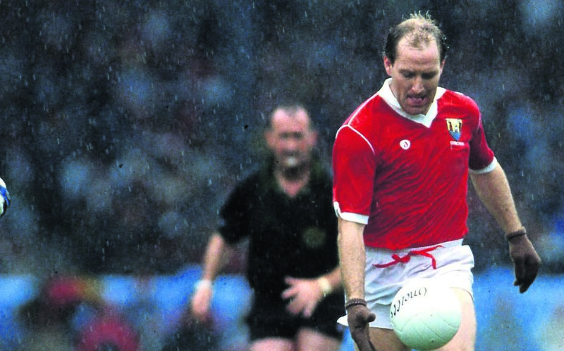 Cork’s Dave Barry solos as he takes on the Dublin defence in the 1989 All-Ireland football semi-final at Croke Park. 	 Picture: INPHO