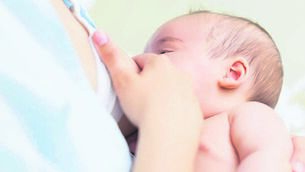<p class="contextmenu internal_Caption">Covid-specific antibodies have been found in the breast-milk of a symptomatic mum feeding her child. Posed by model</p>