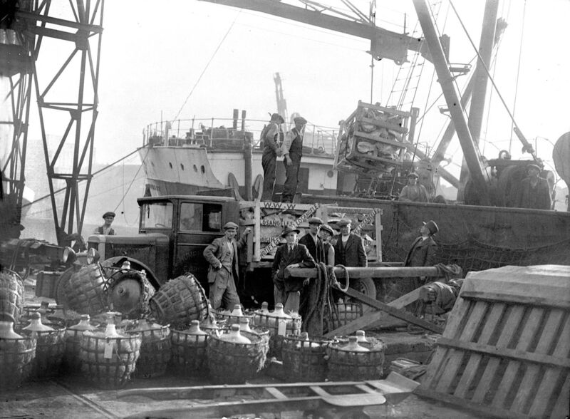 Workers on Cork docks in 1939. Workers on Cork docks in 1939.