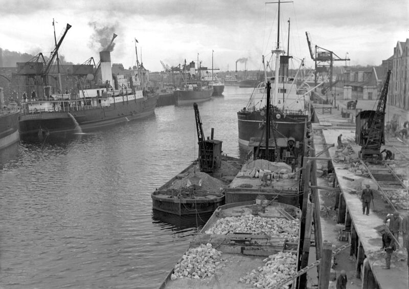 A busy scene at Cork docks 11/03/1932. A busy scene at Cork docks 11/03/1932.