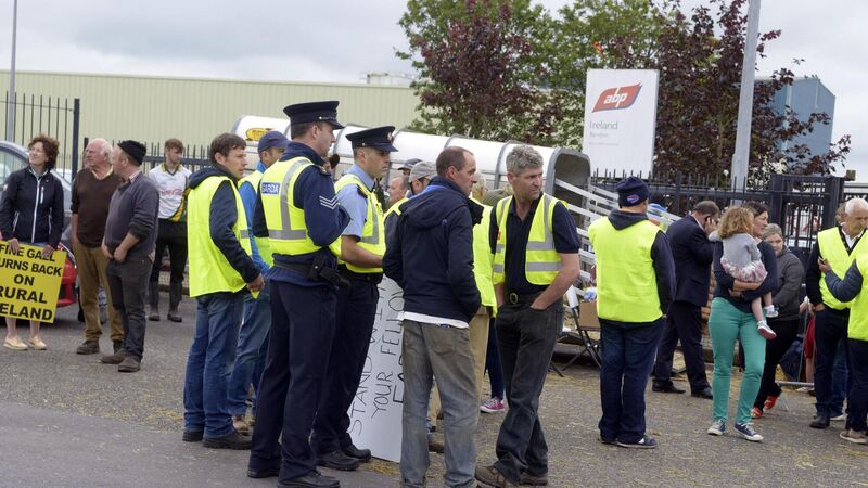 Traffic queues as farmers protest the price of beef at Cork factory