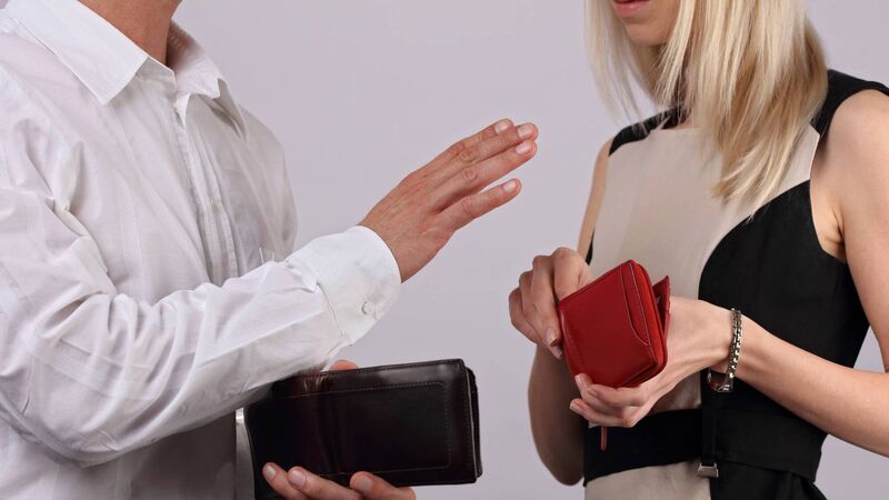 First date: who should pay the bill? First date: who should pay the bill?