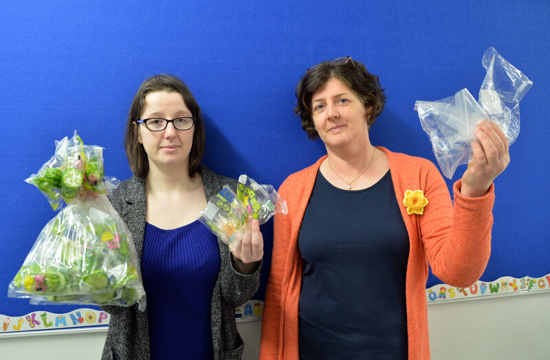 Meaghan Nic Charthaigh, múinteoir, (left) and Fiona Uí Chnoic, runaí, re the plastic free school campaign.Picture Denis Minihane.