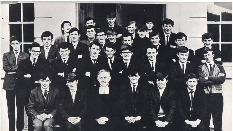 Iarracht iar-dhaltaí a aimsiú le haghaidh teacht le chéile Choláiste Íosagáin