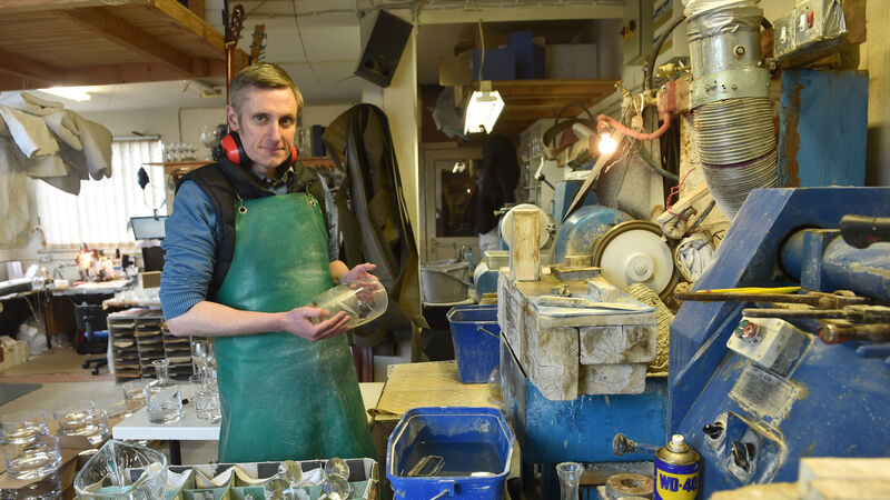 VIDEO: By George... he is a glass act!