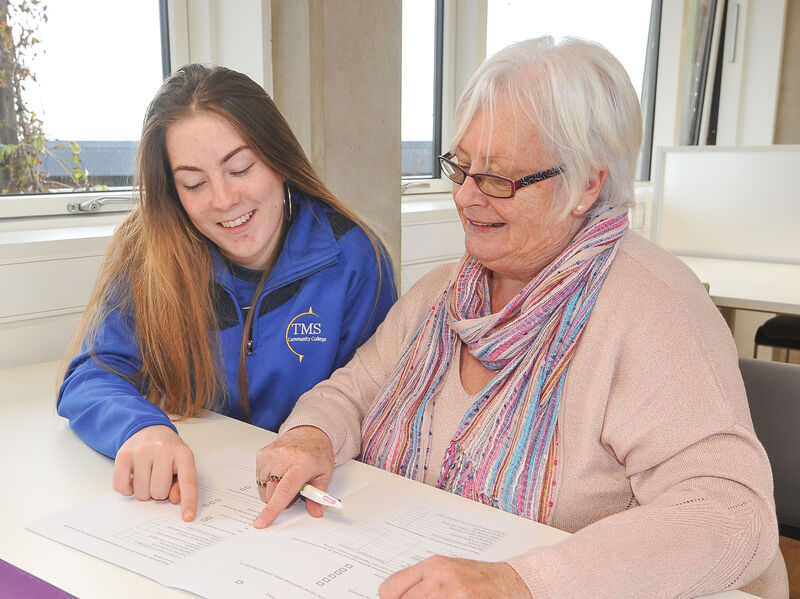 Noelle Herlihy of Terence MacSwiney Community College working with Nora Clare from Cathedral Road, at the age action 'Getting Started' initiative at Hollyhill Library in association with the JCSP Library.Picture: David Keane.