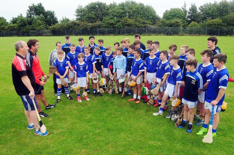 Denis Murphy and Sean Crowley with the AG's U14 hurling squad, along with Stiofán Ó hUiginn, Pa Ó Síocháin and Padraig Ó hÓgáin. Picture: Denis Minihane.