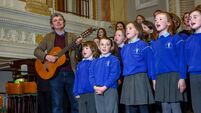 Guthanna na Gaeltachta agus na cathrach le chéile do Gig na Gaelainne