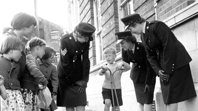 Cork man recreates photo half a century on from when female gardaí hit the streets Cork man recreates photo half a century on from when female gardaí hit the streets