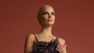 <p class="contextmenu internal_Caption"><span class="contextmenu emphasis textWhite">Singer Lyra.</span></p>