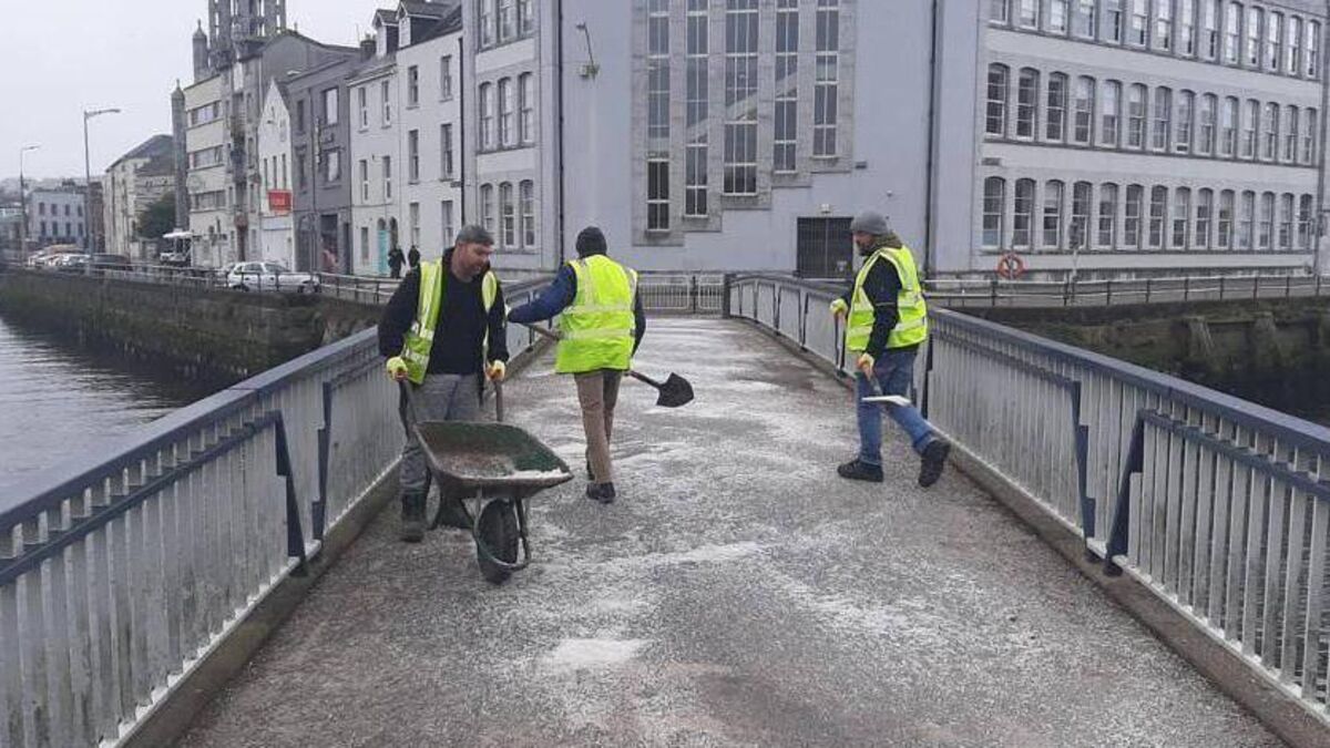 Cork City Council workers commence precautionary gritting as cold snap sets in