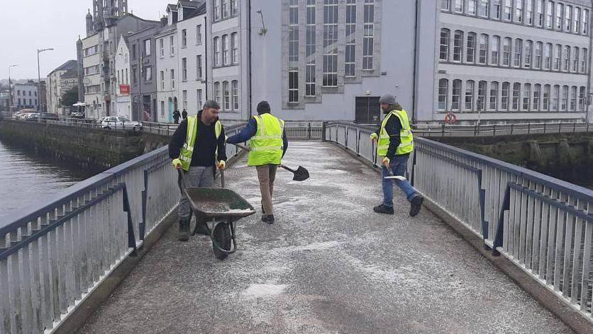 Cork City Council workers commence precautionary gritting as cold snap sets in - Vimarsana News