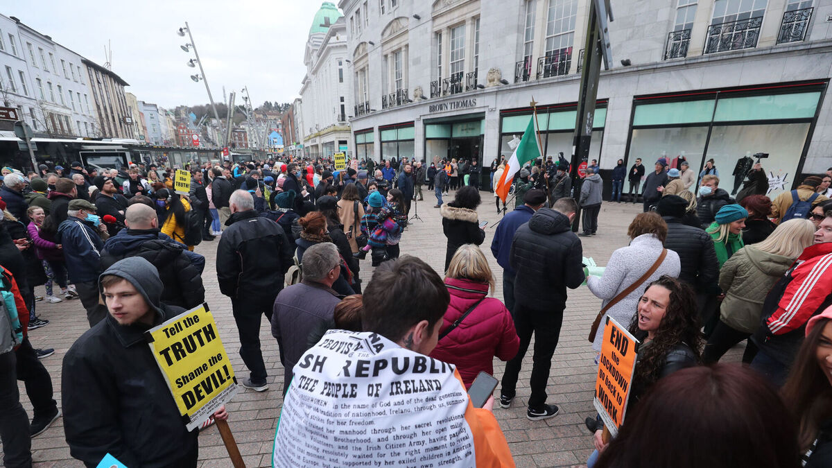 LATEST: More than 200 gardaí involved in policing city protest; Four people believed to be en route to Cork arrested