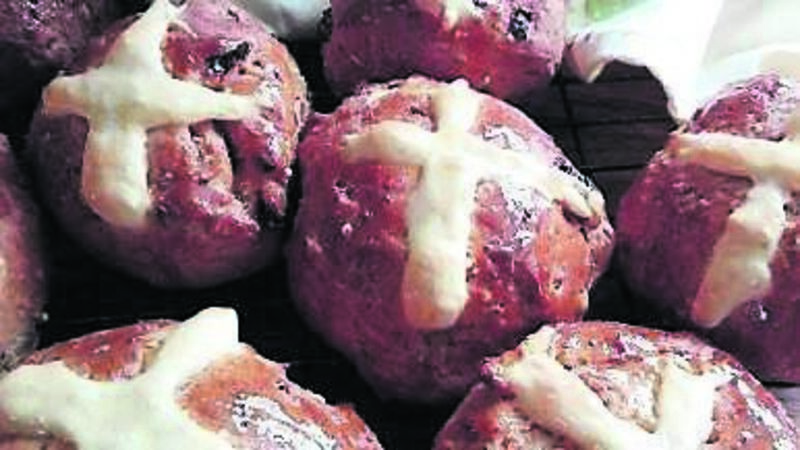 How to make delicious Hot Cross Buns How to make delicious Hot Cross Buns