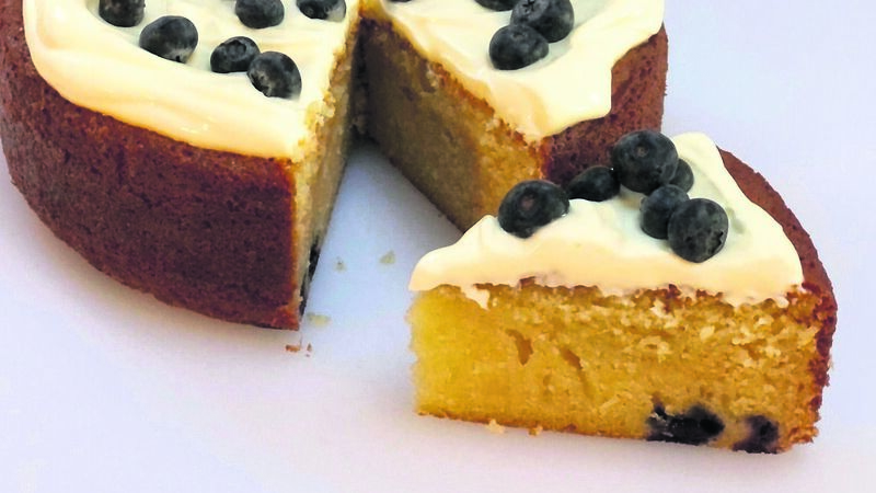 Recipe: Vanilla and Buttermilk Cake with Blueberries and Sour Cream Frosting