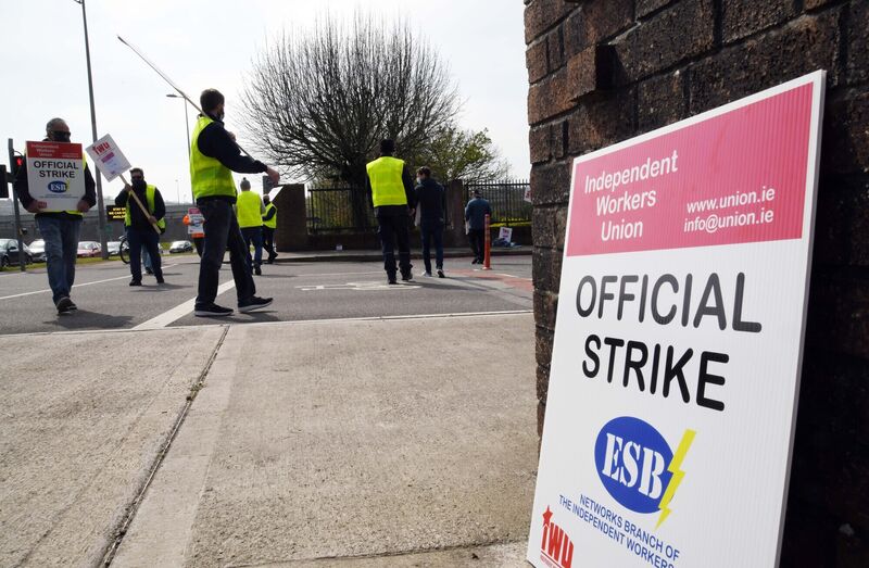 Members of the Independent Workers Union pictured outside the ESB southern headquarters, Wilton, Cork, during a national 24 hour official strike.Picture Denis Minihane. Members of the Independent Workers Union pictured outside the ESB southern headquarters, Wilton, Cork, during a national 24 hour official strike.Picture Denis Minihane.