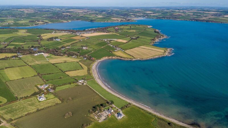 Quick thinking kite surfer plucks distressed swimmer from sea in West Cork