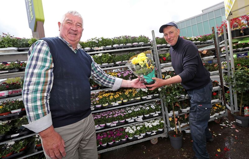  Cllr Derry Canty, with Bernard Gaynor, Da Flower Man.Picture: Jim Coughlan.