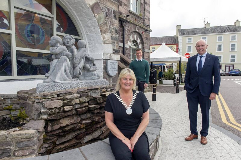 Pictured left to right are Cllr. Mary Linehan Foley Mayor of the County of Cork, Rory Buckley The Castle Hotel Macroom and Tim Lucey Chief Executive of Cork County Council. This Summer, Macroom’s unique streetscape will be complemented with an outdoor area at Middle Square. Pictured left to right are Cllr. Mary Linehan Foley Mayor of the County of Cork, Rory Buckley The Castle Hotel Macroom and Tim Lucey Chief Executive of Cork County Council. This Summer, Macroom’s unique streetscape will be complemented with an outdoor area at Middle Square.