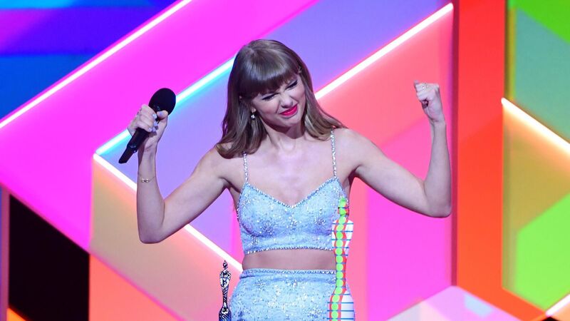 Taylor Swift pays tribute to her mother after winning latest award Taylor Swift pays tribute to her mother after winning latest award