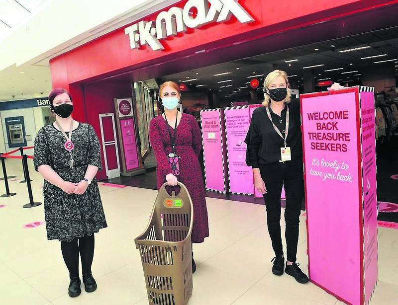 Rose France, Laura O’Donoghue and Tara Cooney ‘welcome back treasure seekers’. 	Picture: Larry Cummins
                    