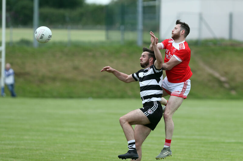 Pa White, Midleton, Kevin Manning, Iveleary, contest a dropping ball. Picture: Jim Coughlan. Pa White, Midleton, Kevin Manning, Iveleary, contest a dropping ball. Picture: Jim Coughlan.