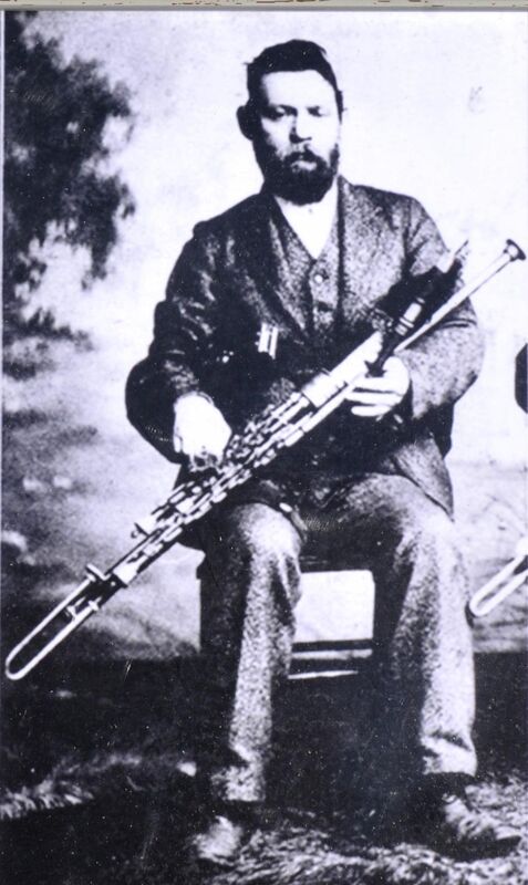 Robert Thompson was a piper and founder of Cork Pipers' Club. 