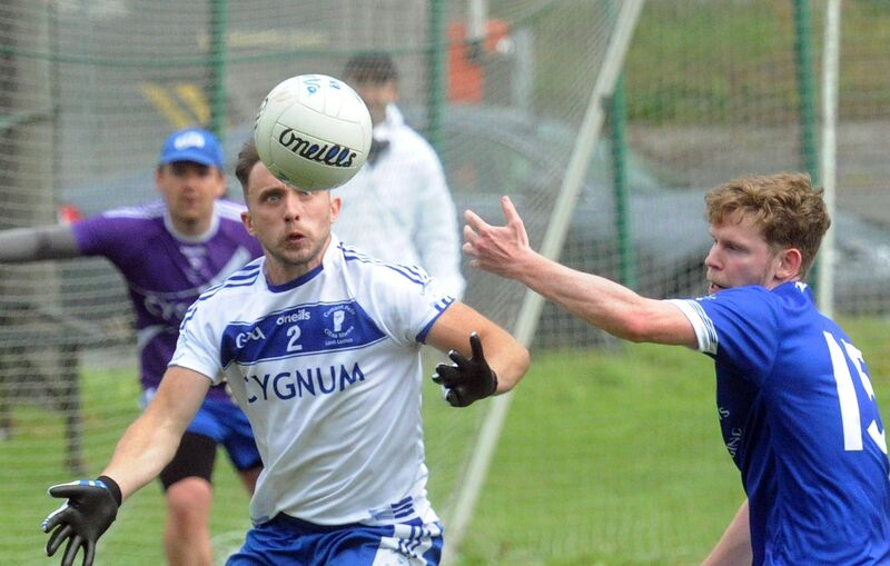Eoin Ó Loingsigh of Cill na Martra in action against Diarmuid Ó Ceallaigh of Naomh Abán. Picture: Denis Minihane.