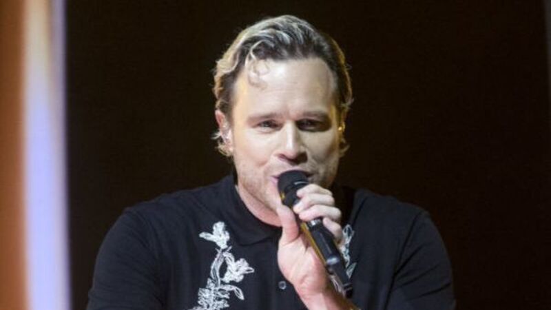 Olly Murs returns to the stage following knee operation