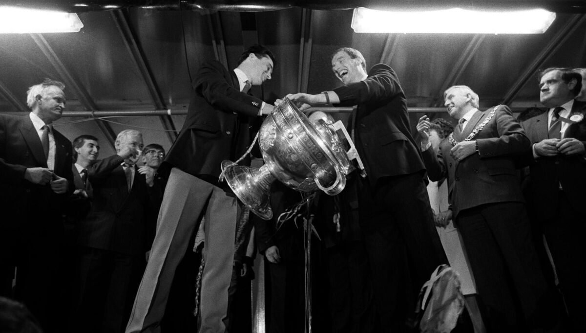 Cork Football and Hurling Homecoming 1990. Hurling captain Tomas Mulcahy with the Liam McCarthy cup and football captain Larry Tompkins with the Sam Maguire. Credit: INPHO