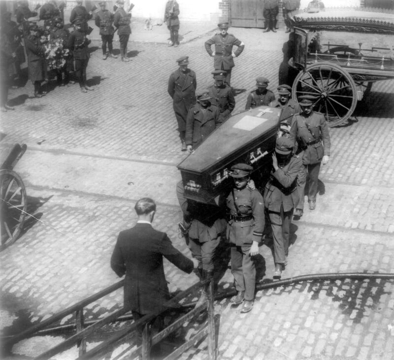 The body of Michael Collins is carried on board 'The Classic' at Cork quays before being brought to Dublin for the funeral at Glasnevin Cemetery in August 1922.