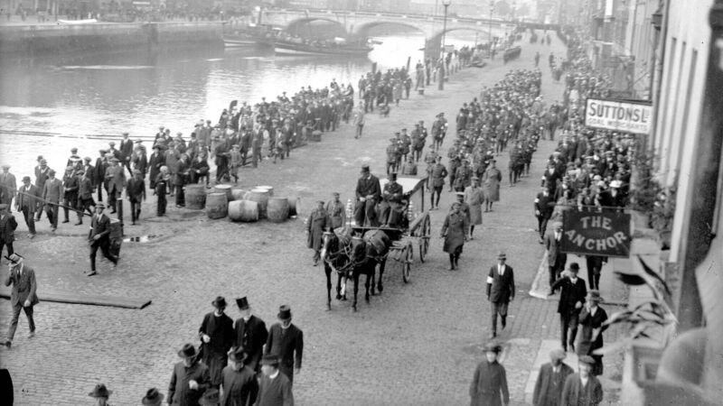 On this day 99 years ago: Hundreds of thousands lined the streets for the funeral of Michael Collins On this day 99 years ago: Hundreds of thousands lined the streets for the funeral of Michael Collins