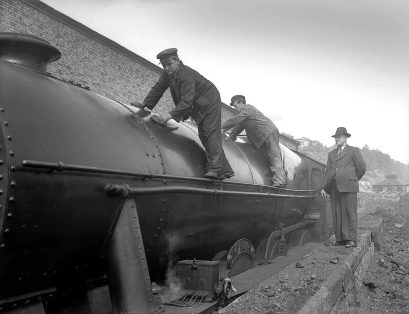 Workers cleaning the steam engines at Lower Glanmire Road (Kent) railway station in 1953. Workers cleaning the steam engines at Lower Glanmire Road (Kent) railway station in 1953.